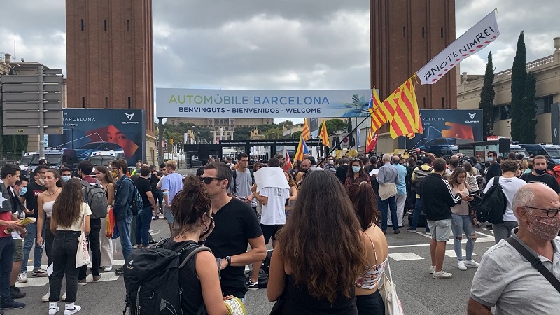 Hundreds of people at Plaça Espanya protest King Felipe's visit to Barcelona on September 30, 2021 (by Guifré Jordan)